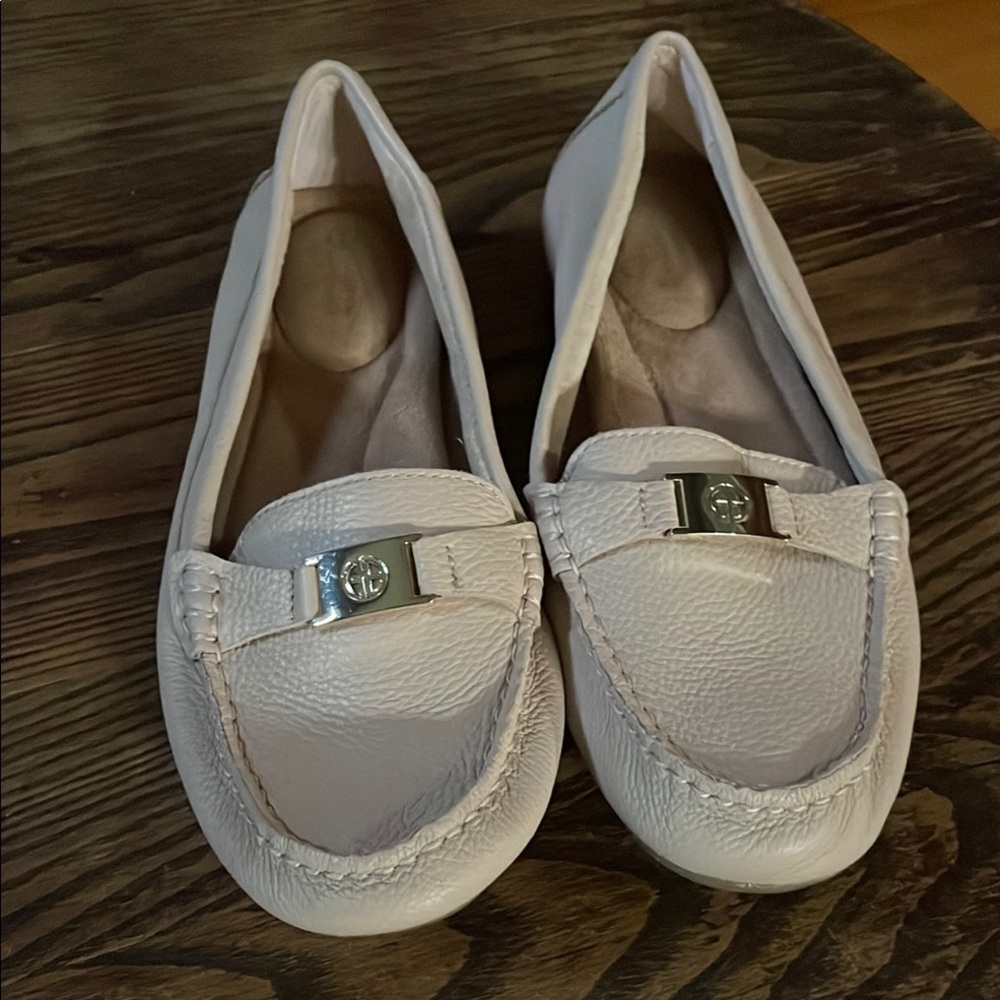 Giani Bernini Cream Flats with Soft Sole and Minimalist Design
